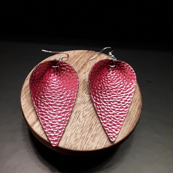 i4 NEW Red  Leaf-Cut Design Earrings - Picture 5 of 5